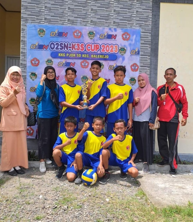 MONCER: Tim voli putra SDN Kedungrejo 02 berpose bersama kepala sekolah. (SDN KEDUNGREJO 02)