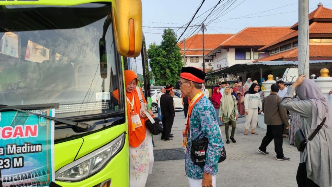 TAMU ALLAH: Tujuh calon jemaah haji gelombang 3 asal Kota Madiun diberangkatkan dari Masjid Az-Zahro pada Sabtu (17/6) lalu. (KEMENAG UNTUK RADAR MADIUN)