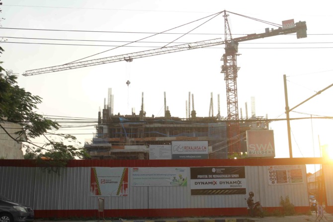 PERHOTELAN: PT Bumi Sukses Jaya mulai membangun Ibis Hotel di Jalan H Agus Salim. (BAGAS BIMANTARA/JAWA PPOS RADAR MADIUN)