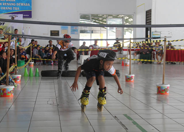 SPEED: Para atlet sepatu roda beradu cepat dalam lintasan di Pasar Besar Madiun kemarin (4/6). (BAGAS BIMANTARA/JAWA POS RADAR MADIUN)