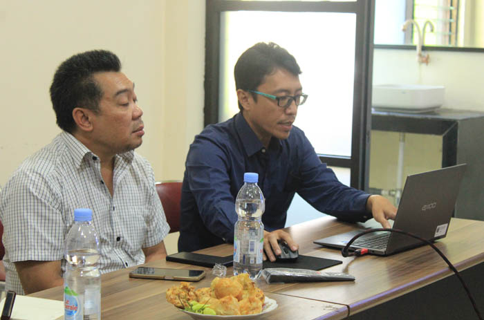PEMAPARAN: Perwakilan PT PT Gachi Yasa Nusantara melakukan presentasi pembanguban pabrik di Desa Sidorejo, Geneng. (DPUPR UNTUK JAWA POS RADAR NGAWI)