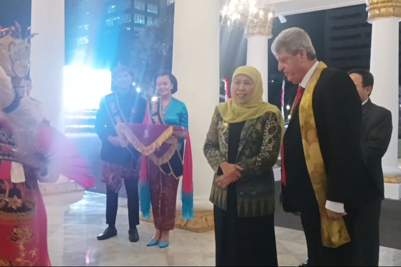 RELASI: Gubernur Jatim Khofifah Indar Parawansa bersama Dubes Palestina untuk Indonesia Zuhair. (ANTARA)