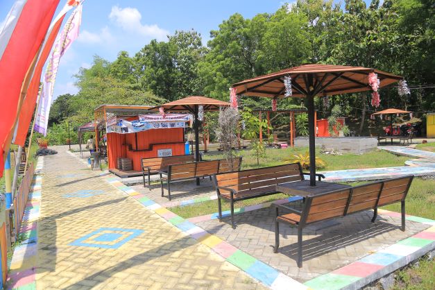 NYAMAN: Lapak Edu Wisata Gedongan menjadi pusat ekonomi baru bagi masyarakat di Manguharjo. (BAGAS BIMANTARA/RADAR MADIUN)