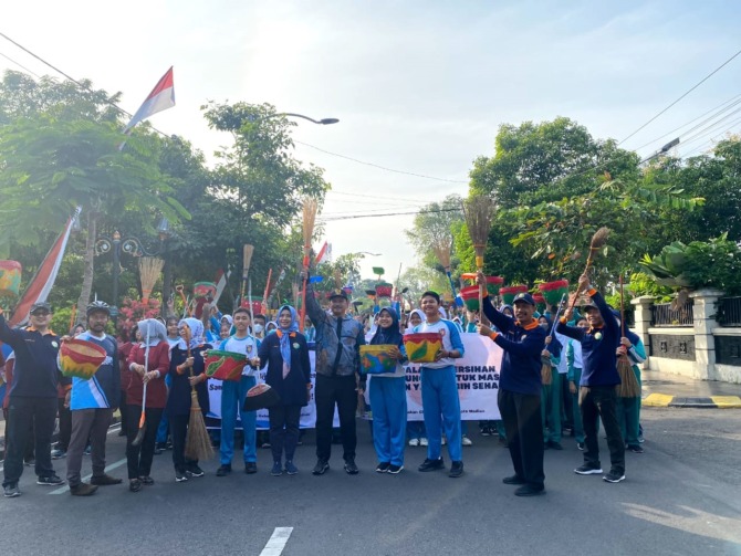 DIBERSIHKAN: Wali Kota Maidi bersama dengan para siswa SD-SMP dalam acara gerakan cinta Kota Madiun bersih kemarin (15/6). (ISTIMEWA)