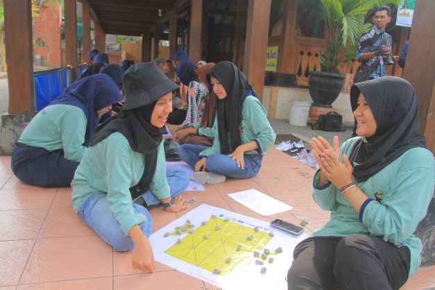 EDUKASI: Duta Literasi Kota Madiun bermain permainan tradisional bola bekel di halaman Masjid Kuno Kuncen kemarin (15/6). (BAGAS BIMANTARA/RADAR MADIUN)
