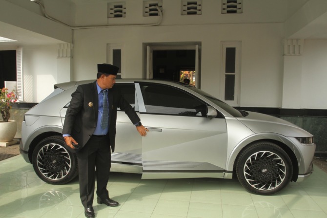 UJI COBA: Mobil listrik Ioniq 5 menjadi kendaraan dinas operasional Wali Kota Maidi yang dipakai untuk menjamu para tamu dari luar daerah ketika berkunjung ke Kota Madiun kemarin (7/6). (BAGAS BIMANTARA/RADAR MADIUN)
