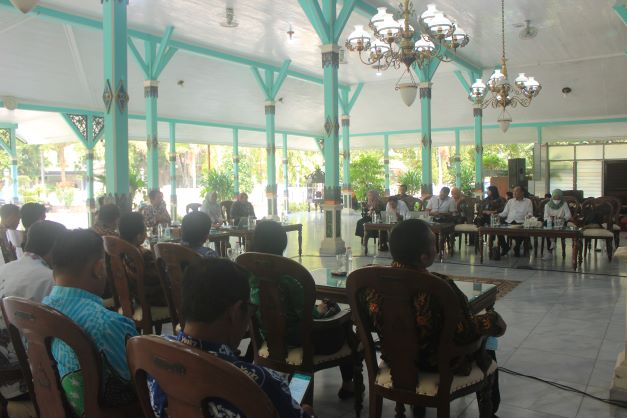 PAPARKAN: Bupati bersama perwakilan OPD memaparakan program Bangga Kencana di Kabupaten Madiun. (LODITYA FERNANDEZ/RADAR CARUBAN)