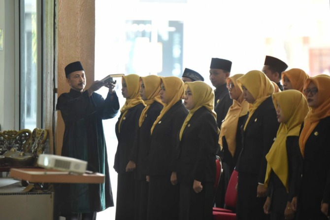 AMANAH: Bupati Pacitan Indrata Nur Bayuaji melantik dan mengambil sumpah jabatan fungsional guru dan kepala puskesmas kemarin (16/6). (PROKOPIM UNTUK RADAR PACITAN)