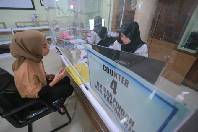 ADMINDUK: Mulai malam ini (17/6) hingga Sabtu (24/6) mendatang, Dispendukcapil Kota Madiun bakal membuka pelayanan kependudukan di PSC melalui program Kala Senja. (ILUSTRASI: BAGAS BIMANTARA/JAWA POS RADAR MADIUN)