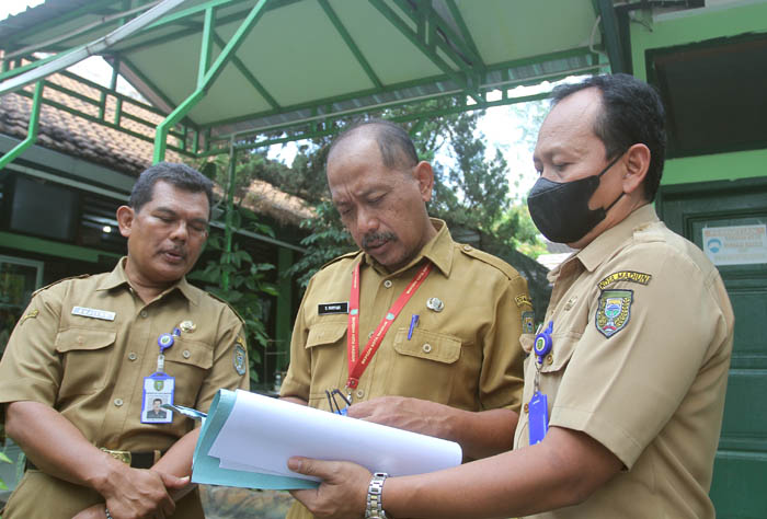 TAHUN AJARAN BARU: Pihak dinas pendidikan saat melakukan monitoring PPDB kuota khusus di SMPN 14 Madiun pekan lalu (6/6). (DOKUME/JAWA POS RADAR MADIUN)