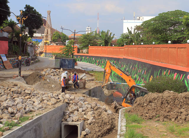 PROYEK: Sejumlah pekerja dan alat berat dikerahkan untuk mengerjakan normalisasi saluran air di kawasan Sumber Umis kemarin (1/6). (BAGAS BIMANTARA/JAWA POS RADAR MADIUN)