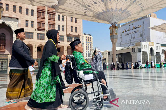 Anggota jamaah Indonesia berjalan memasuki Masjid Nabawi di Kota Madinah, Arab Saudi, Jumat (2/6). (ANTARA)