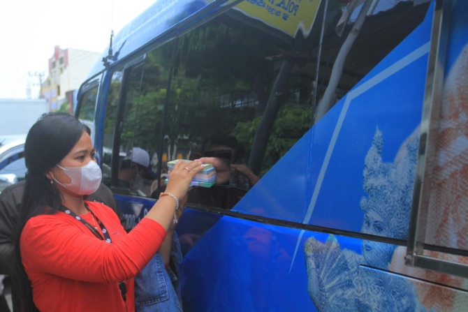 ANTRE: Mobil kas keliling BI diserbu warga Kota Madiun untuk melakukan penukaran uang emisi baru. (BAGAS BIMANTARA/RADAR MADIUN)
