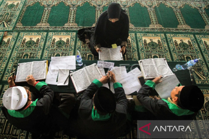 DIUJI: Para bacaleg di Aceh dites baca alquran sebagai proses seleksi pencalegan. (ANTARA)