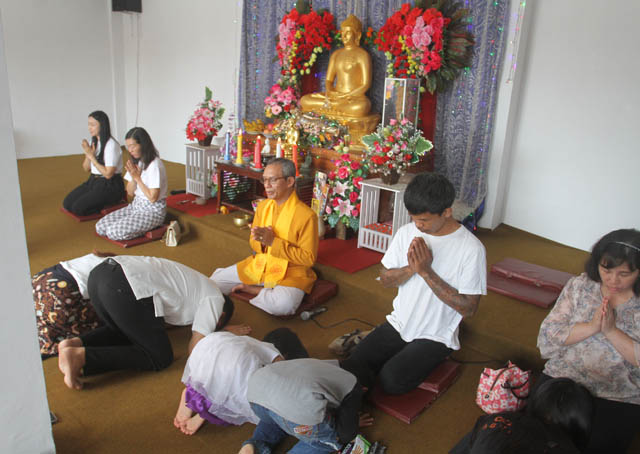 KHIDMAT: Puluhan umat Buddha menjalankan ibadah Tri Suci Waisak 2567 BE di STI Vihara Giri Bandha Sukhavati, kemarin (4/6). (BAGAS BIMANTARA/JAWA POS RADAR MADIUN)