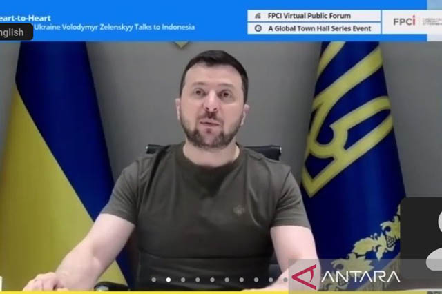 Tangkapan layar Presiden Ukraina Volodymyr Zelenskyy saat berbicara di sebuah forum publik secara virtual pada Jumat (27/5/2022). (Katriana/ANTARA)