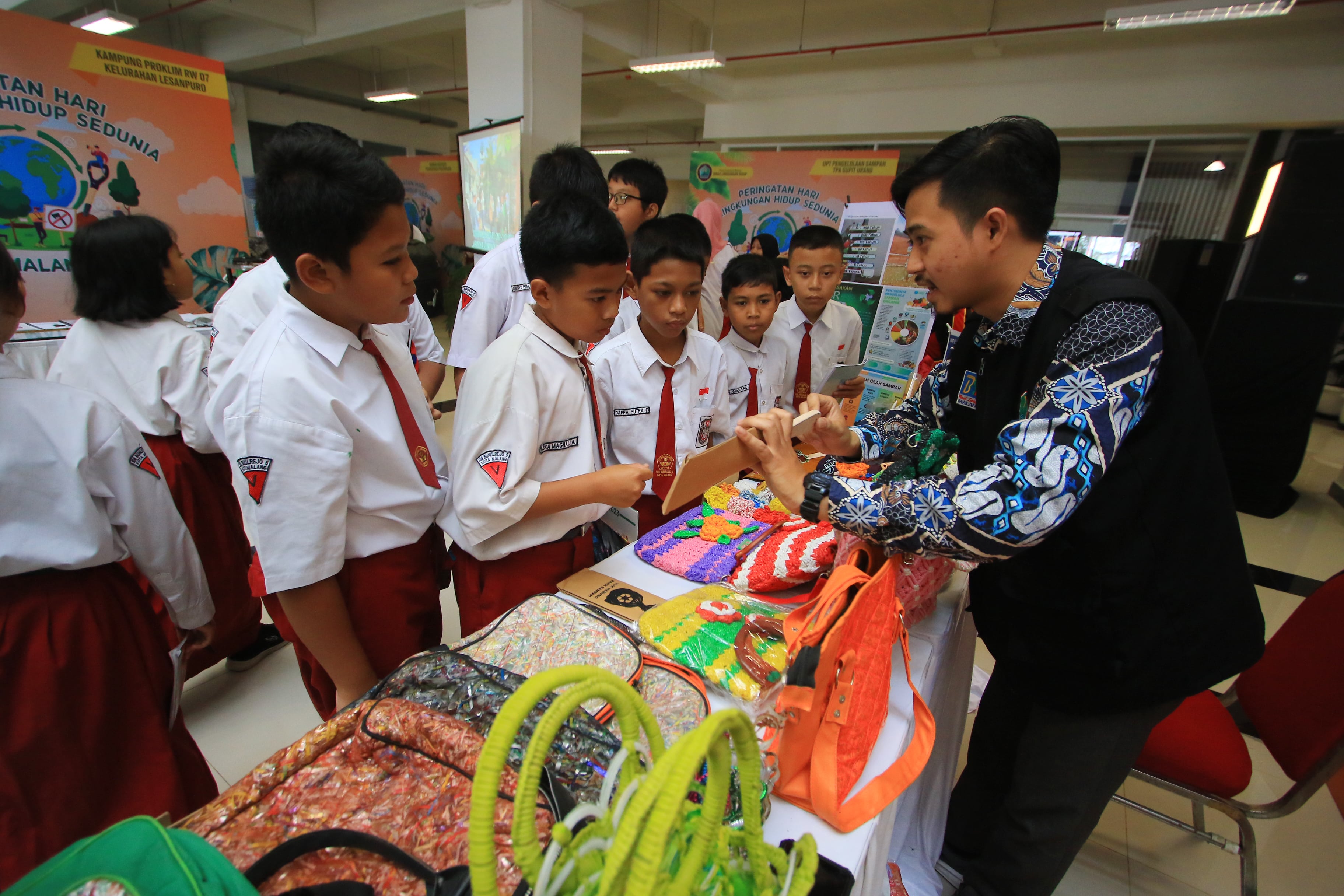 INOVATIF: Para siswa SD memperhatikan kerajinan berbahan daur ulang sampah popok bayi, kemarin (19/6).