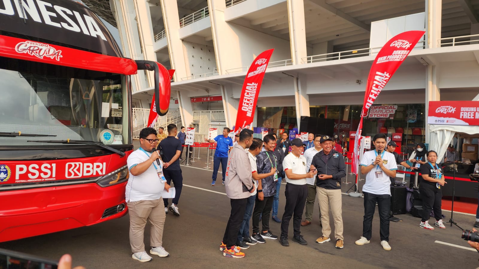 Penyerahan bus dari BRI untuk PSSI