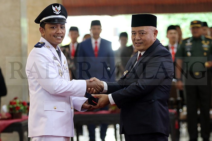 PEMIMPIN DESA: Kades Sumberagung Muzayid menjalani pelantikan di Pendapa Agung Kabupaten Malang, Minggu lalu (13/6).