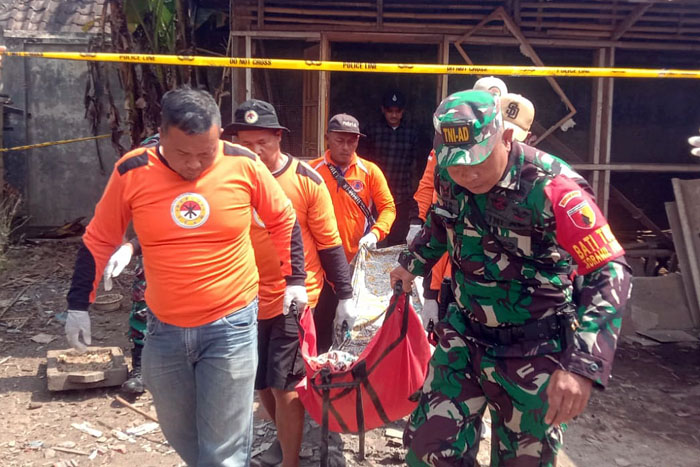 ANGKUT : Petugas mengangkut jenazah korban bunuh diri di Turen.