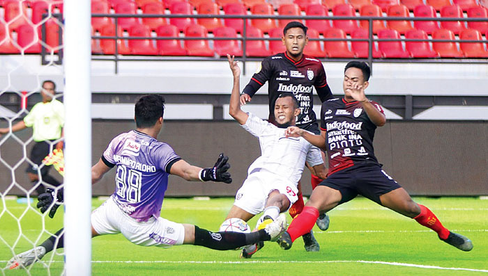 BELUM TERKALAHKAN: Penyerang Arema FC Samsudin (jersey putih) dihadang para pemain Bali United saat mencoba menciptakan gol pada pertandingan di Stadion Kapten I Wayan Dipta kemarin sore (18/6).