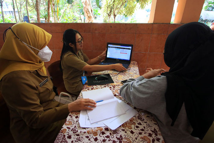 CEK : Petugas di SMP negeri Kota Malang menjelaskan tahapan PPBD.