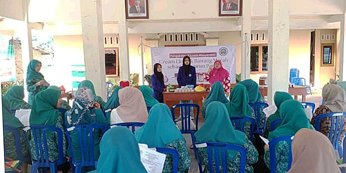PENGABDIAN MASYARAKAT: Tim dosen dan mahasiswa Bioteknologi FMIPA UM melatih ibu-ibu PKK Desa Ponggok Kabupaten Blitar cara membuat ekstrak bawang merah, Sabtu (17/6).