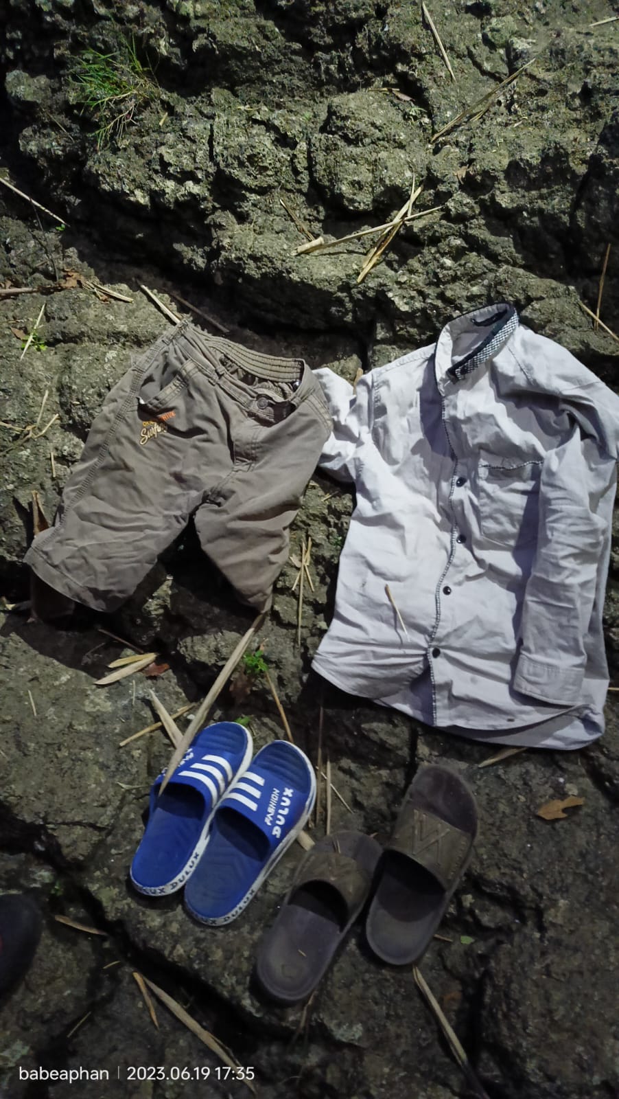 pakaian dan alas kaki para korban.