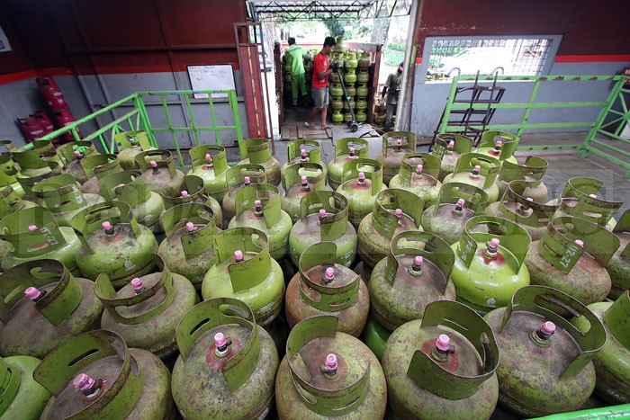 Ratusan tabung LPG 3 kg di pangkalan distribusi Kota Malang.