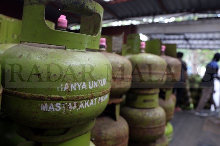 BAKAL TERBATAS : Tabung LPG 3 kg di salah satu pangkalan Kota Malang.