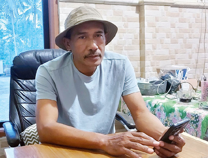 HIDUP UNTUK MENGABDI: Kades Kaliasri bersantai di rumahnya, Dusun Umbuldawe, Desa Kaliasri, Kecamatan Kalipare, Kabupaten Malang, Sabtu lalu (17/6).