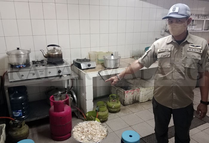 DAPAT TEGURAN : Petugas menemukan beberapa tabung LPG ukuran 3 Kg yang digunakan di Waroeng Spesial Sambal (SS) Ciliwung, kemarin siang.