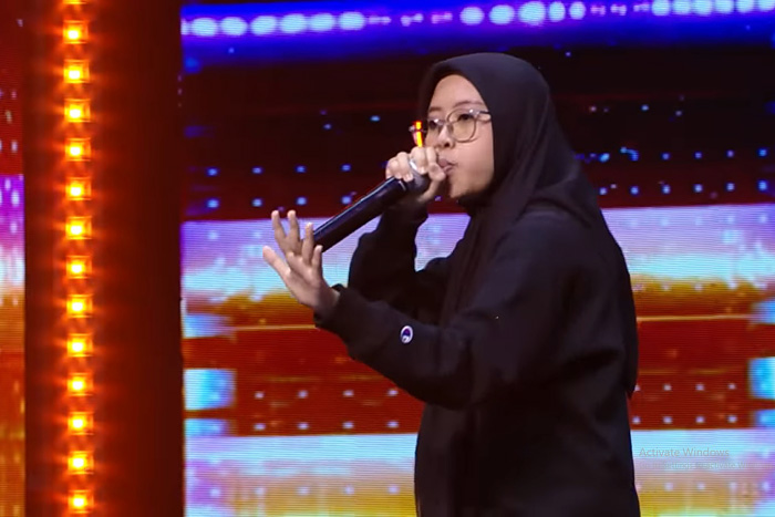 Elly Rahmawati menyuguhkan kemampuannya bermain beatbox di panggung Indonesia&rsquo;s Got Talent 2023 yang disaksikan juri seperti Reza Arap dan Denny Sumargo.