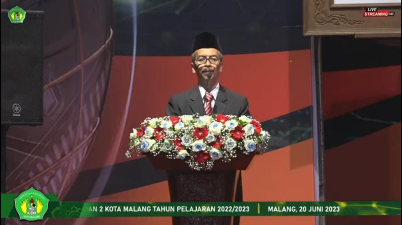 SAMPAIKAN PETUAH: Kepala MAN 2 Kota Malang Drs H Samsudin MPd menekankan agar lulusan MAN 2 tetap menjunjung tinggi akhlaqul karimah dan nilai-nilai keagamaan.