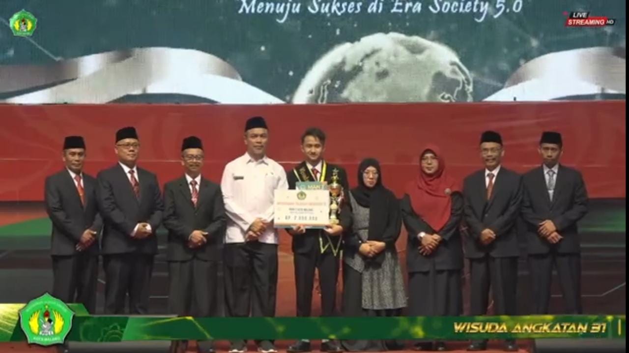 LUAR BIASA: Kepala Kemenag Kota Malang H Ahmad Shampton MAg (empat dari kiri) bersama Kepala MAN 2 Kota Malang Drs H Samsudin MPd (tiga dari kiri) bersama jajaran mengapit wisudawan teladan