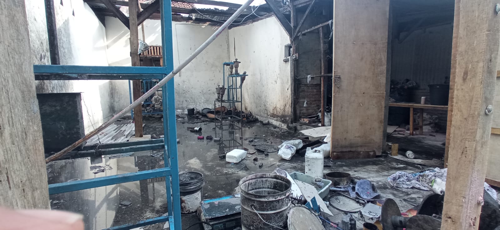 LULUH LANTAK: Rumah tempat ledakan hancur berantakan.