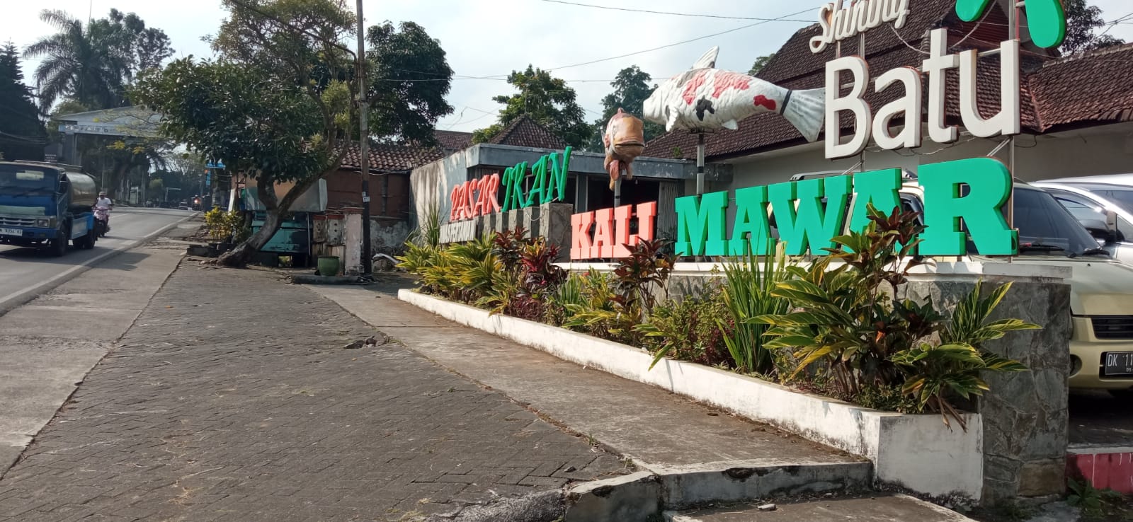 DIKIRA TUTUP: Pasar Ikan Kali Mawar di Desa Sidomulyo masih aktif meski sepi pengunjung.