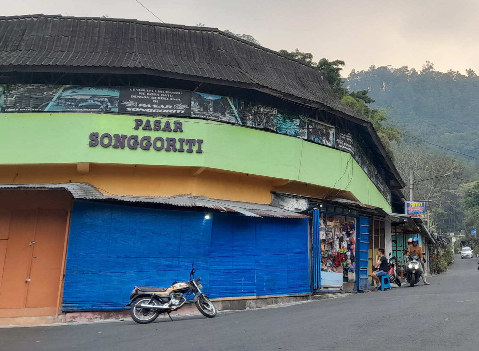 MEREDUP: Pasar Wisata Songgoriti  sehari-hari sepi pembeli. Sejumlah kios juga ditutup oleh pemiliknya.
