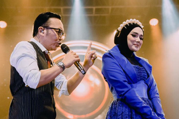 Ari Lasso dan Mulan Jameela dalam konser.