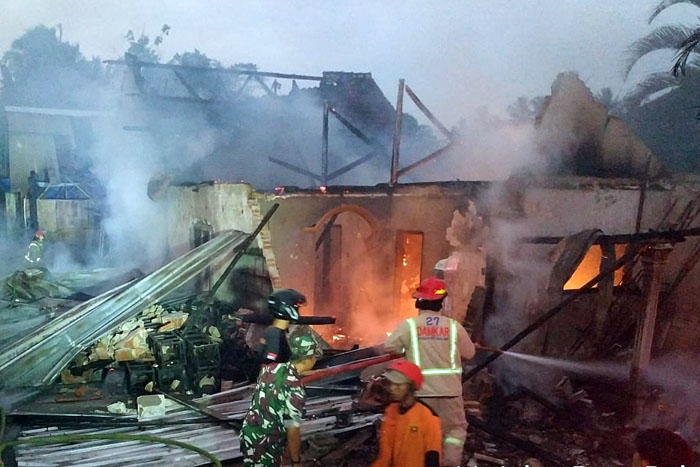 TAK BIASA: Petugas Damkar Kabupaten Malang memadamkan api yang membakar sebuah rumah di Desa Bakalan, Kecamatan Bululawang, pada 13 Juni 2023. Kebakaran itu terjadi karena unsur kesengajaan.
