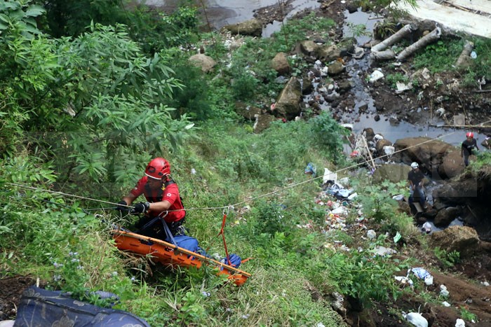 CURAM: Jenazah Kholil dievakuasi menggunakan tandu dan tali yang ditarik ke atas tebing Sungai Metro di Jalan Pisang Candi Barat, Kelurahan Pisang Candi, Kecamatan Sukun, kemarin (23/6).