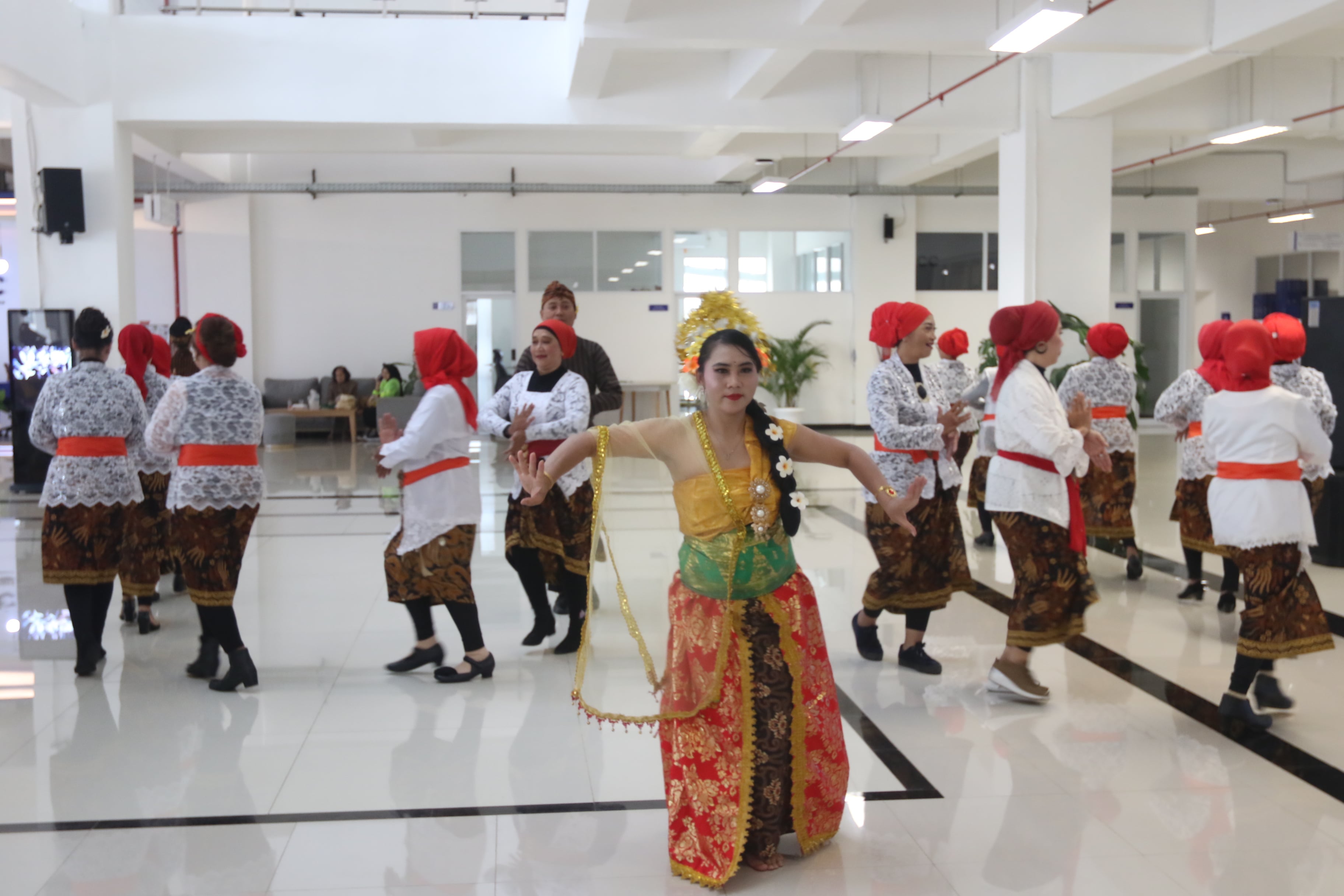 KHAS MALANG: Puluhan lansia menyuguhkan tarian Jowo Line Dance di gedung Malang Creative Center (MCC), Jalan A Yani, Blimbing kemarin (23/6)