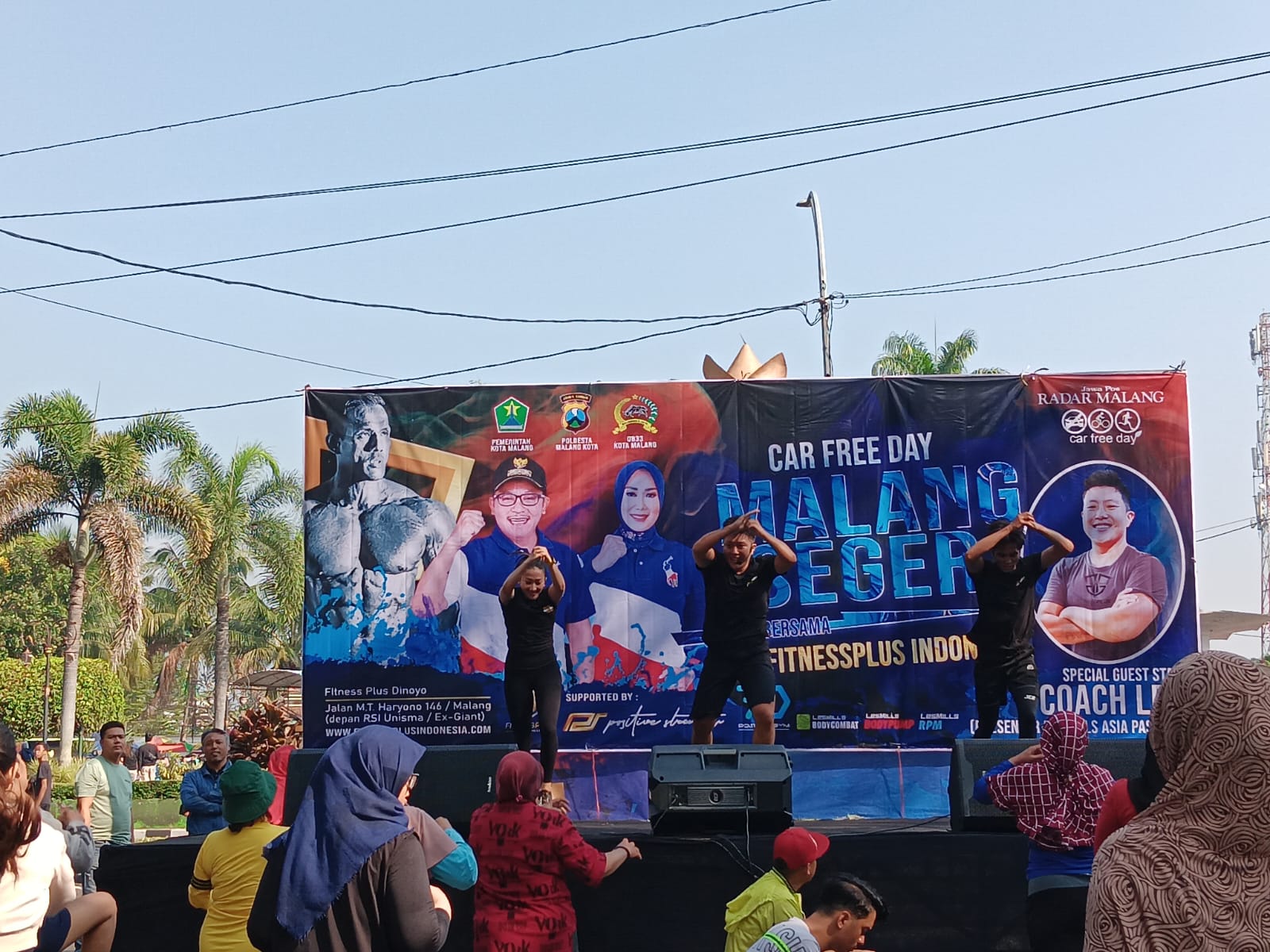 Coach Zuber memandu senam body combat di arena Car Free Day Jalan Ijen, Minggu (25/6)  tadi pagi.