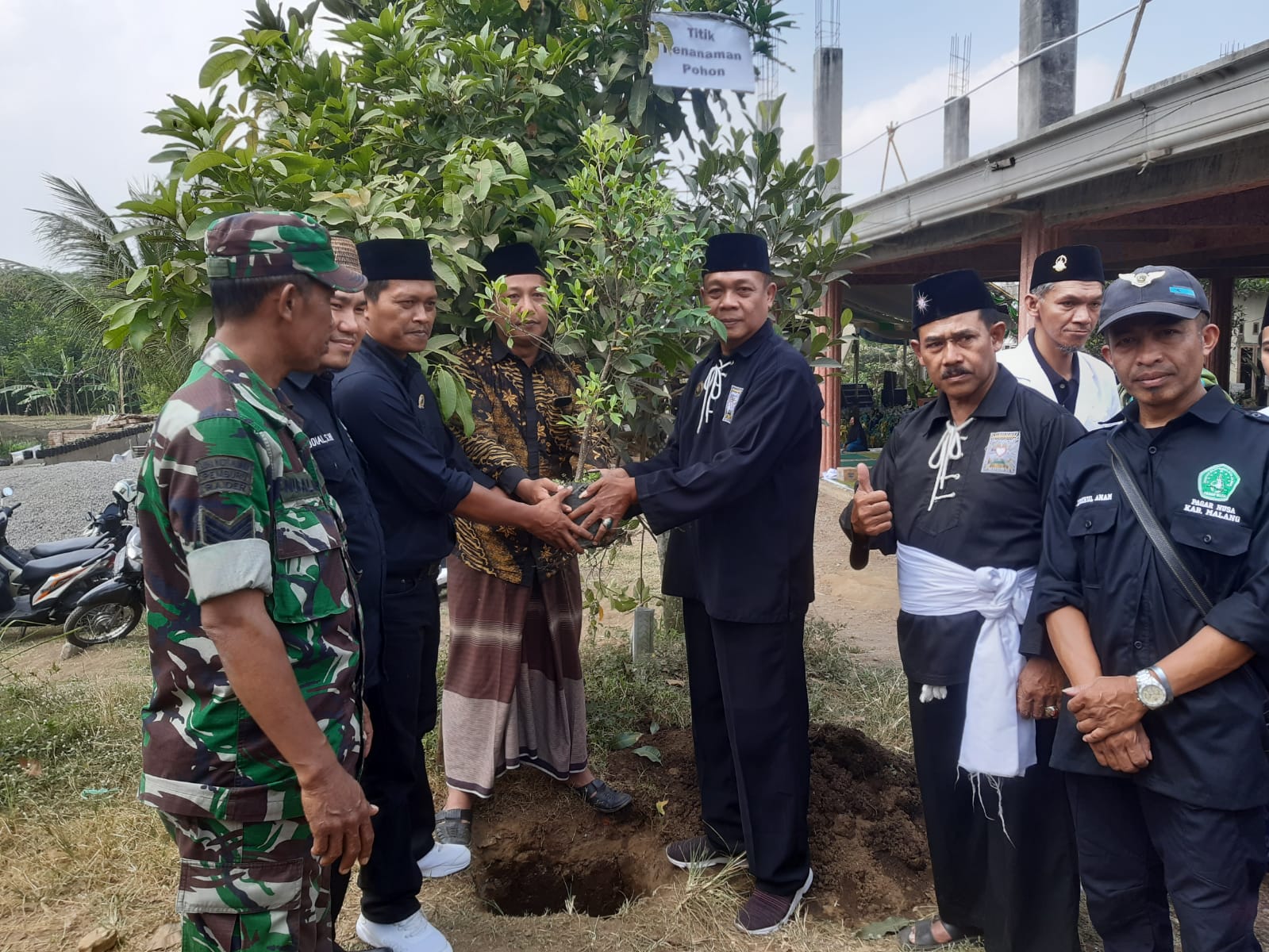 KOMPAK: Pimpinan Ponpes Al-Amin Kiai Abdullah SAM bersama pimpinan PSHT dan Pagar Nusa menanam pohon kimeng, Minggu (25/6)