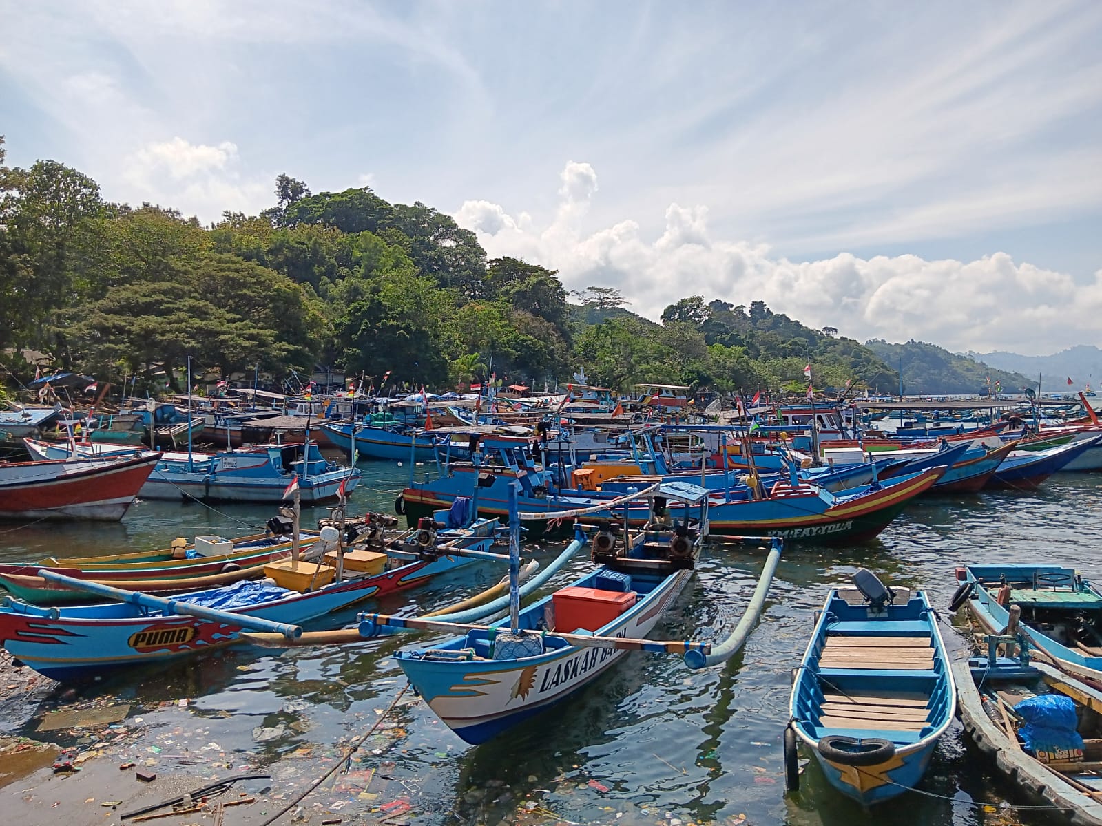 BUTUH GALANGAN: Suasana sehari-hari di Pelabuhan Pondokdadap, Pantai Sendangbiru, Kecamatan Sumbermanjing Wetan yang penuh dengan perahu nelayan.
