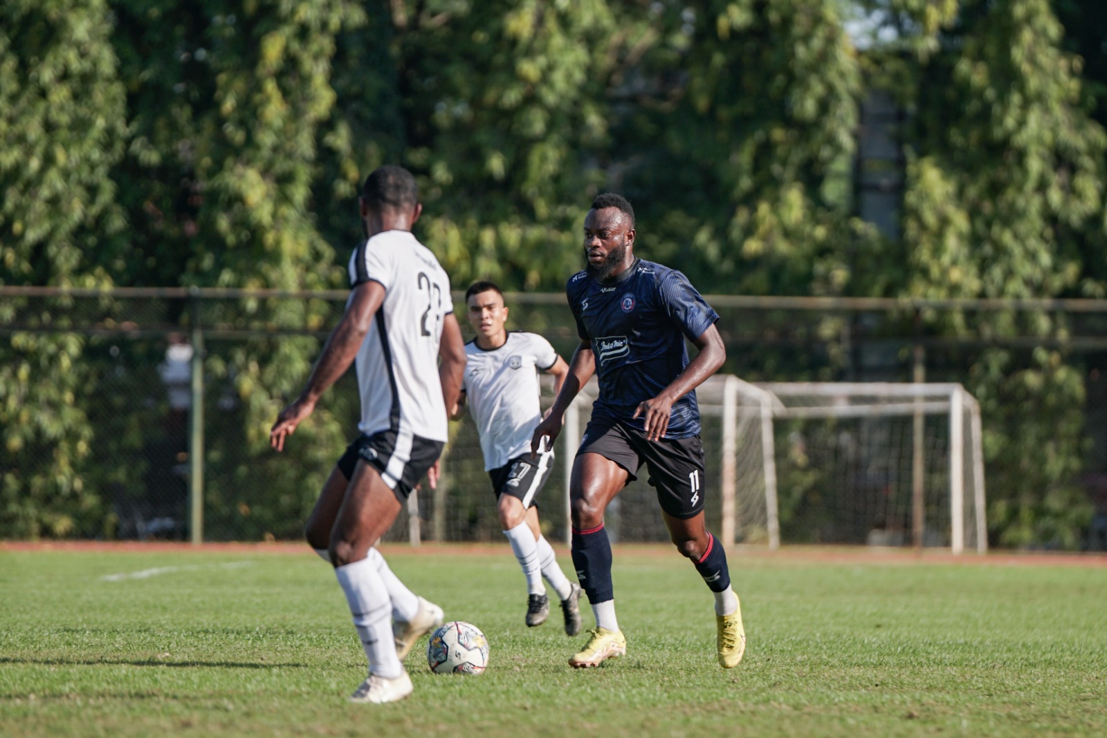 MULAI PADU: Charles Lokolingoy (kanan) ambil bagian dalam uji coba melawan RANS Nusantara di Jogjakarta, kemarin sore. Perlahan, adaptasinya di Tim Arema FC berjalan lancar.  (Media Officer Arema FC)
