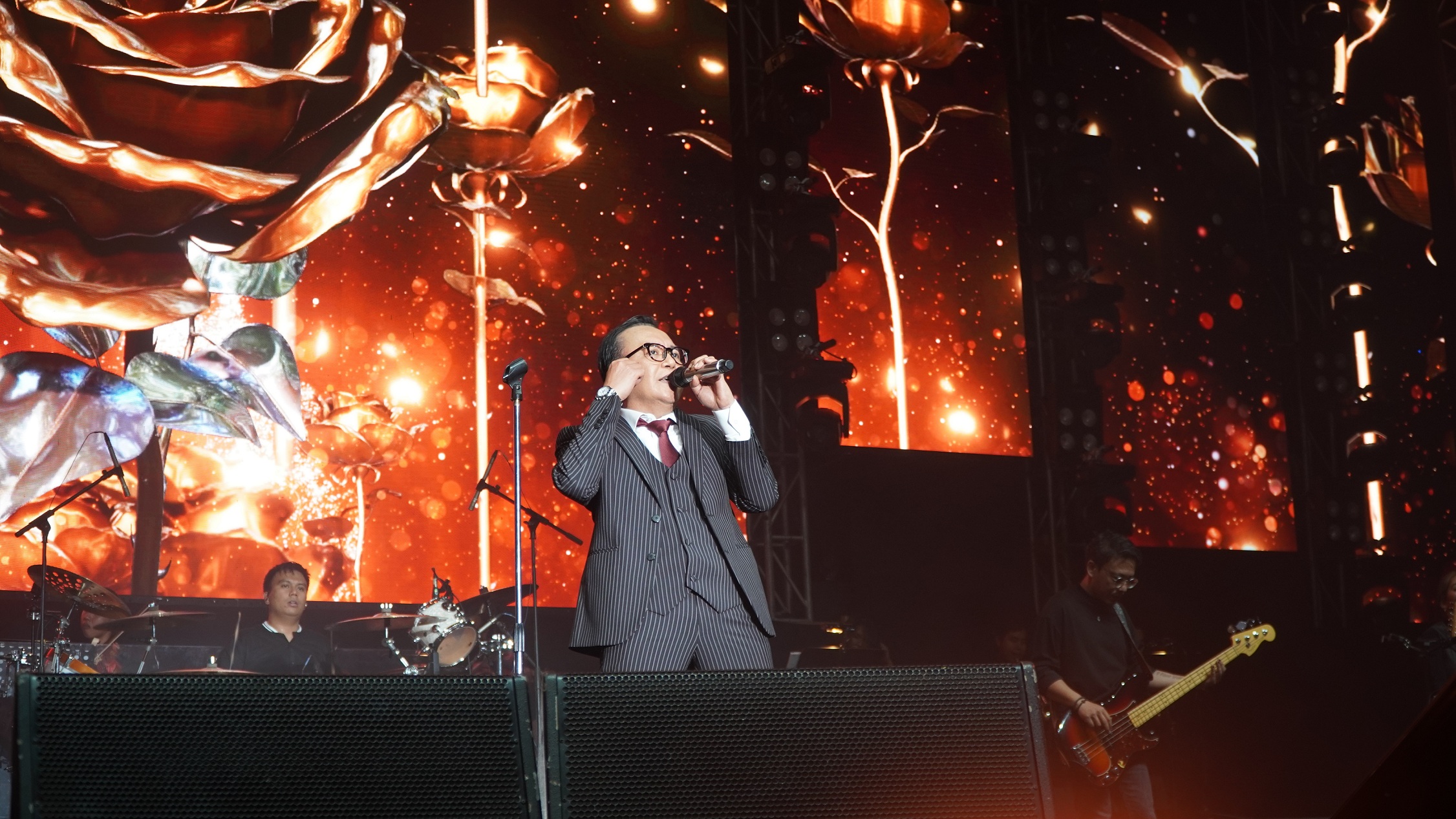 PERJALANAN 3 DEKADE: Penampilan Ari Lasso di Graha Cakrawala UM, Sabtu malam (24/6). (m. oky ustman/radar malang)