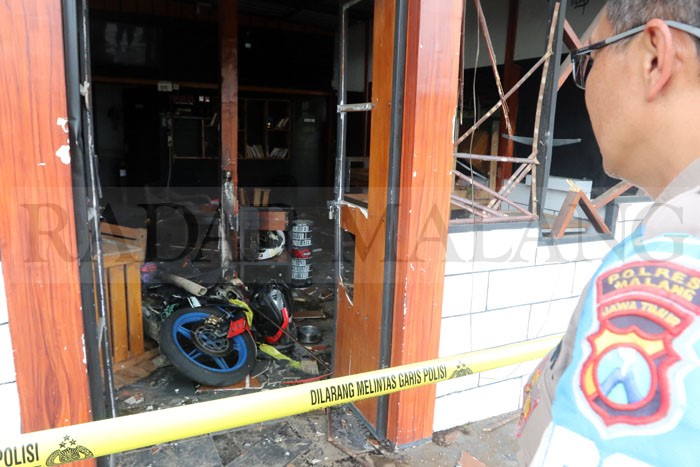 Kerusakan kafe dan motor yang dibakar dalam kericuhan Tegalgondo, belakang kampus Universitas Muhammadiyah Malang.