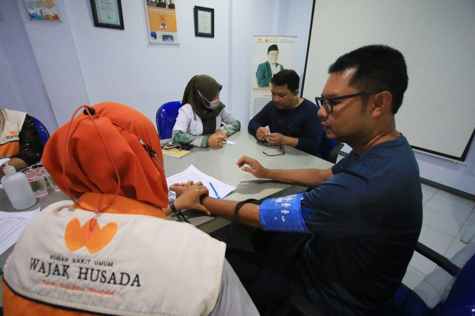 TIAP TIGA BULAN: General Manager (GM) Jawa Pos Radar Malang Don Virgo bersama para karyawan menjalani cek kesehatan di kantor Jalan Kawi 11-B, kemarin (23/6)