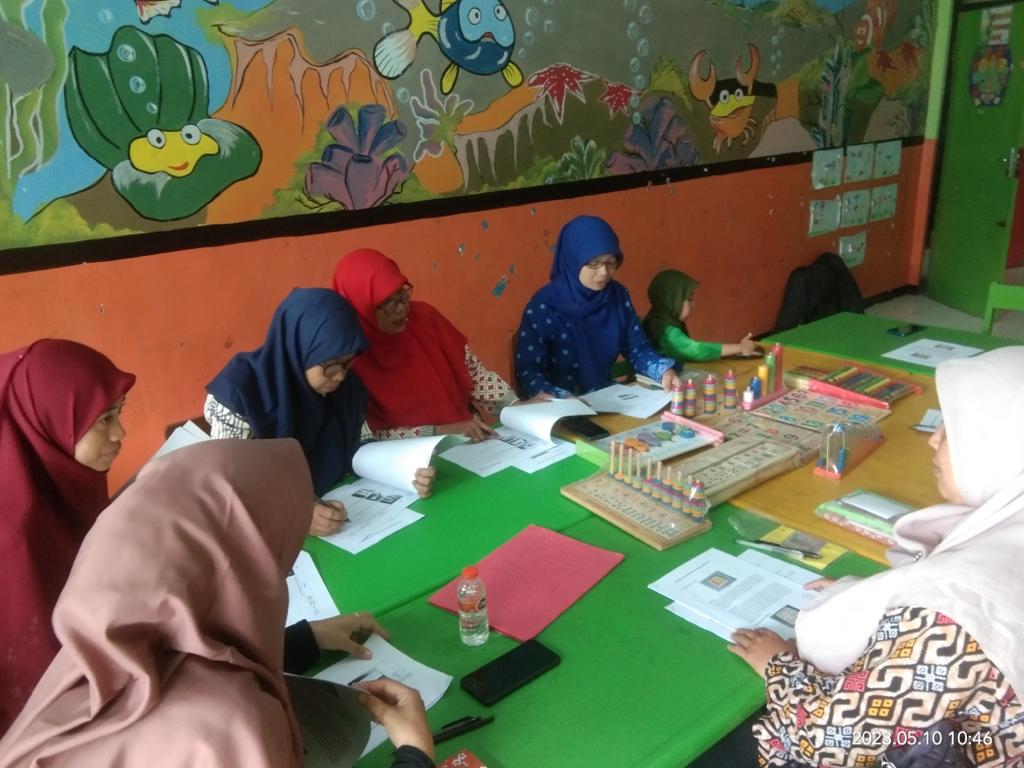 Kepala sekolah dan para guru PAUD Terpadu Siti Hajar, Kota Malang, mendapatkan pengenalan dan pelatihan APE agar pelajaran matematika pada anak lebih menyenangkan